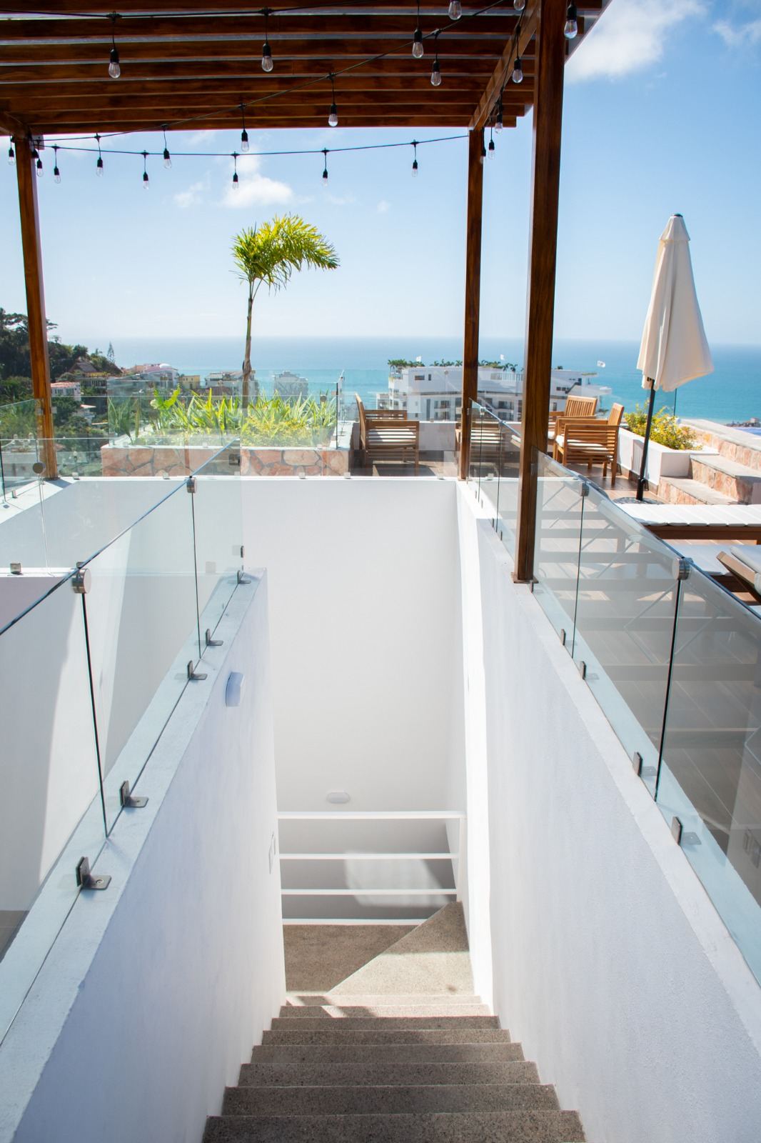 Roof garden del Edificio Chévere con pérgola y vista al mar