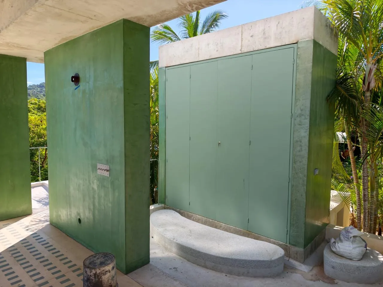 Volúmenes de concreto aparente pigmentado en verde