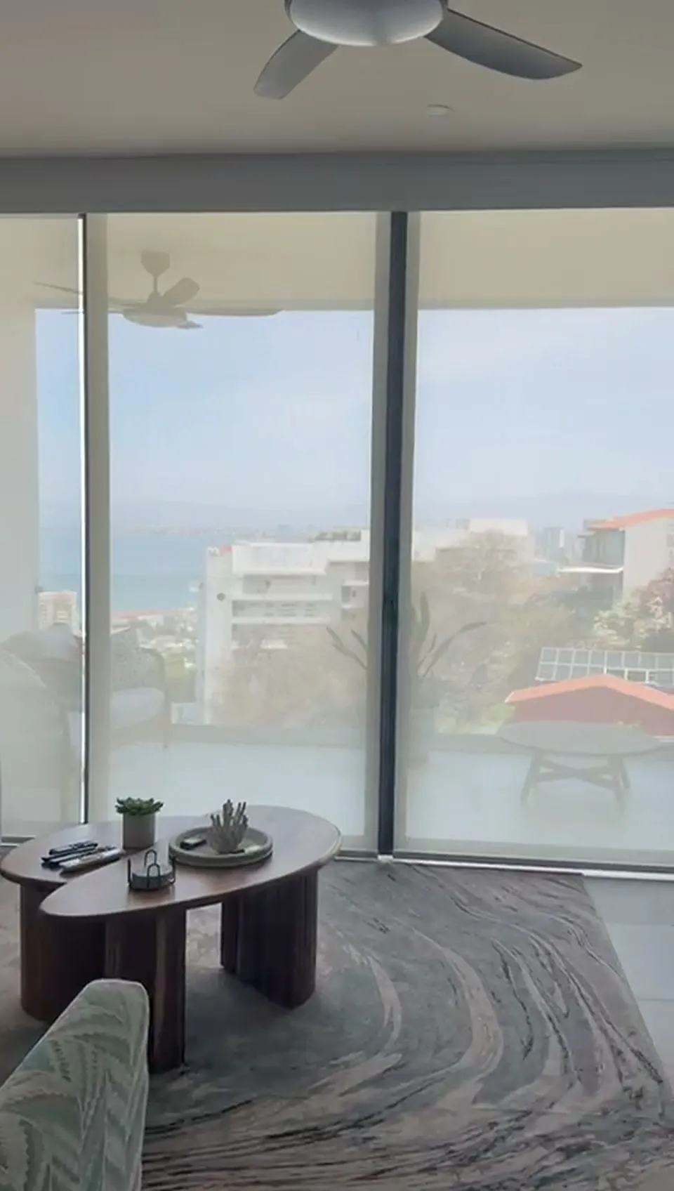 Cancelería de piso a techo hacia la terraza