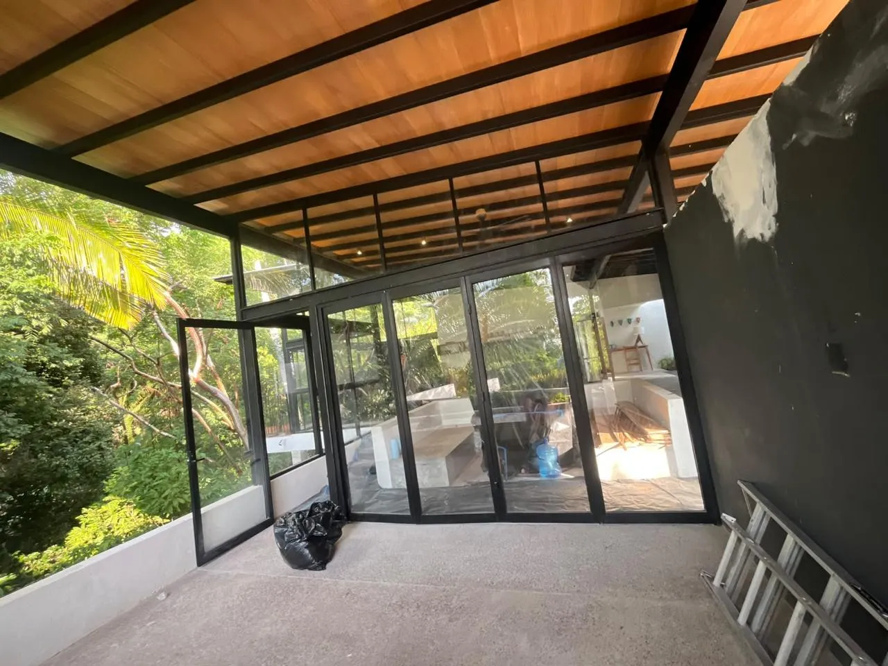 Pérgola con plafón de madera y cancelería de piso a techo