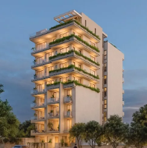 Torre de departamentos con jardineras en cada nivel, iluminada al atardecer