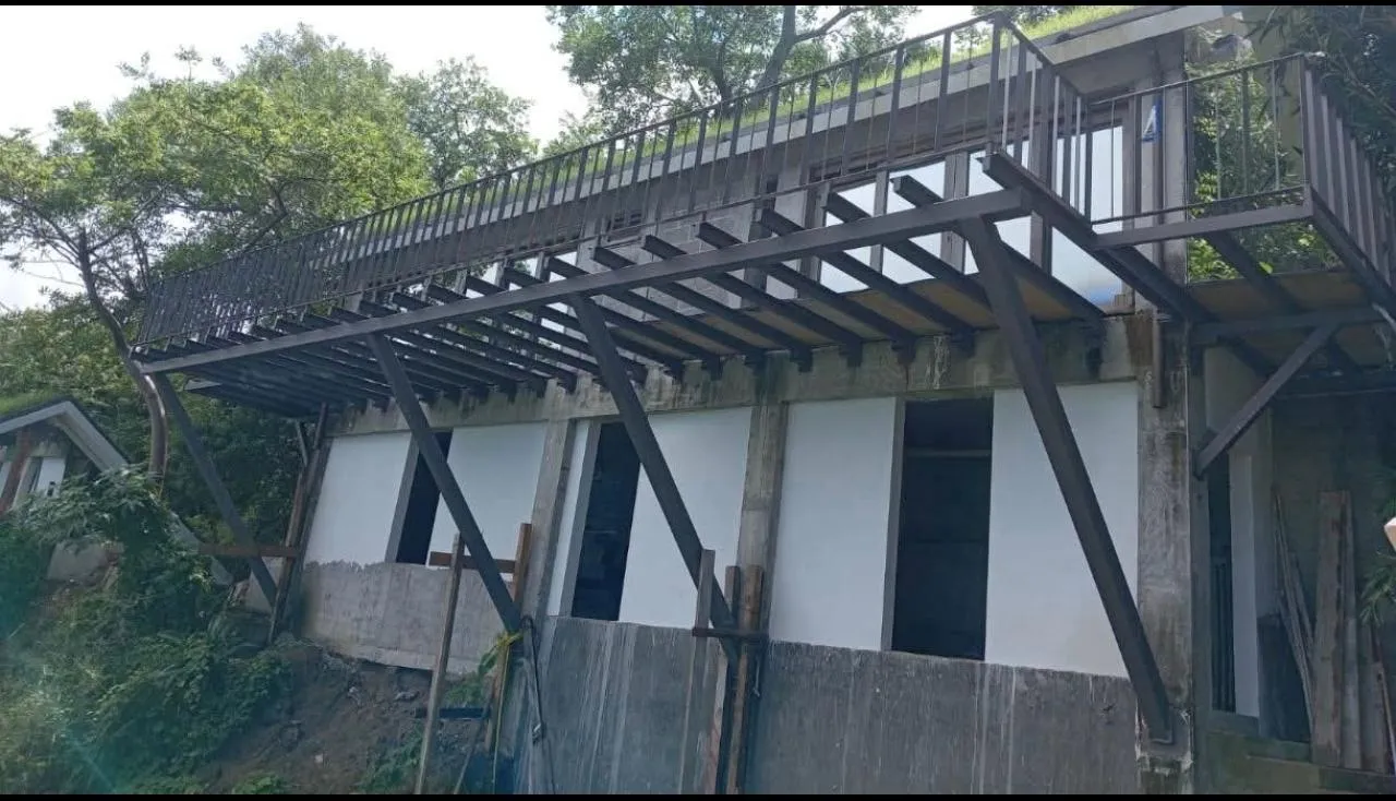 Terraza de acero volada sobre una casa en la ladera